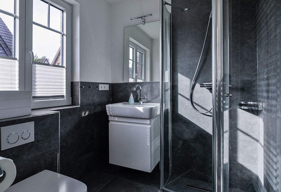 Modernes Badezimmer mit begehbarer Dusche
