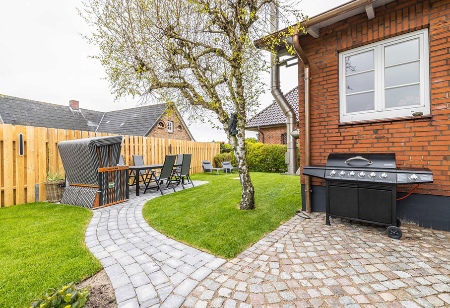 Garten mit Strandkorb und Grillbereich