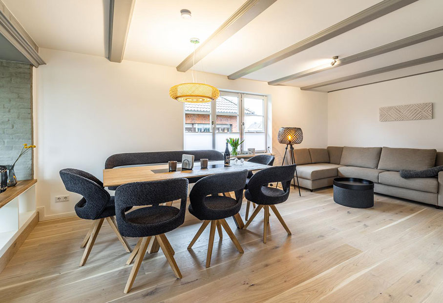 Essbereich für bis zu 8 Personen und offenen Wohnzimmer
