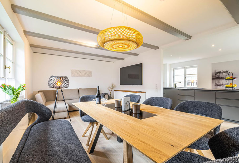 Ansicht vom Esszimmer ins die offene Küche