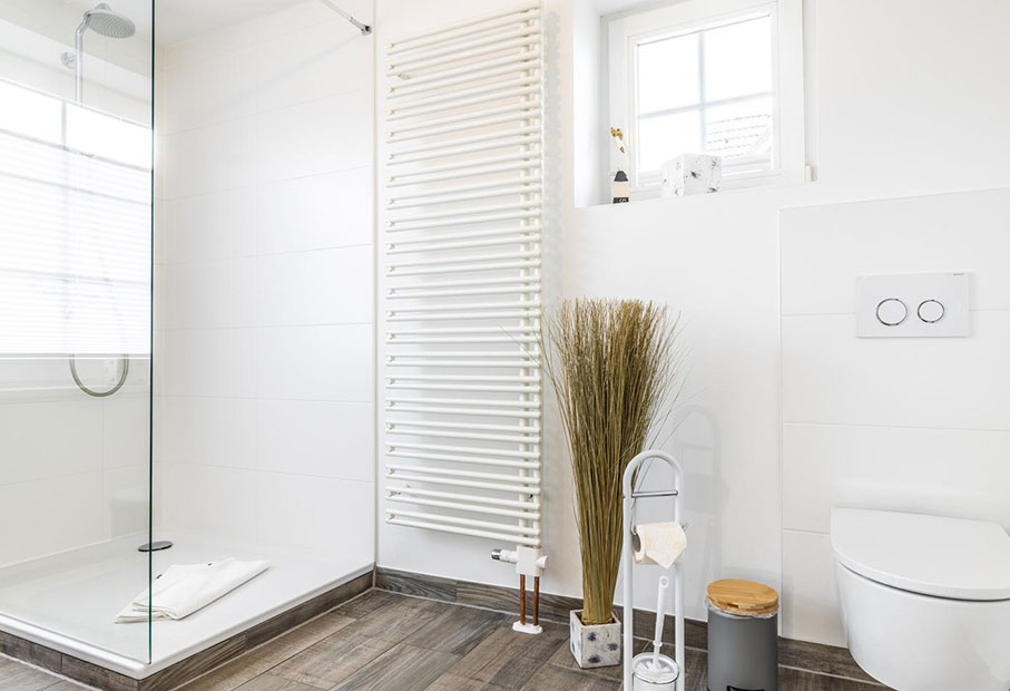 Modernes und helles Badezimmer mit begehbarer Dusche