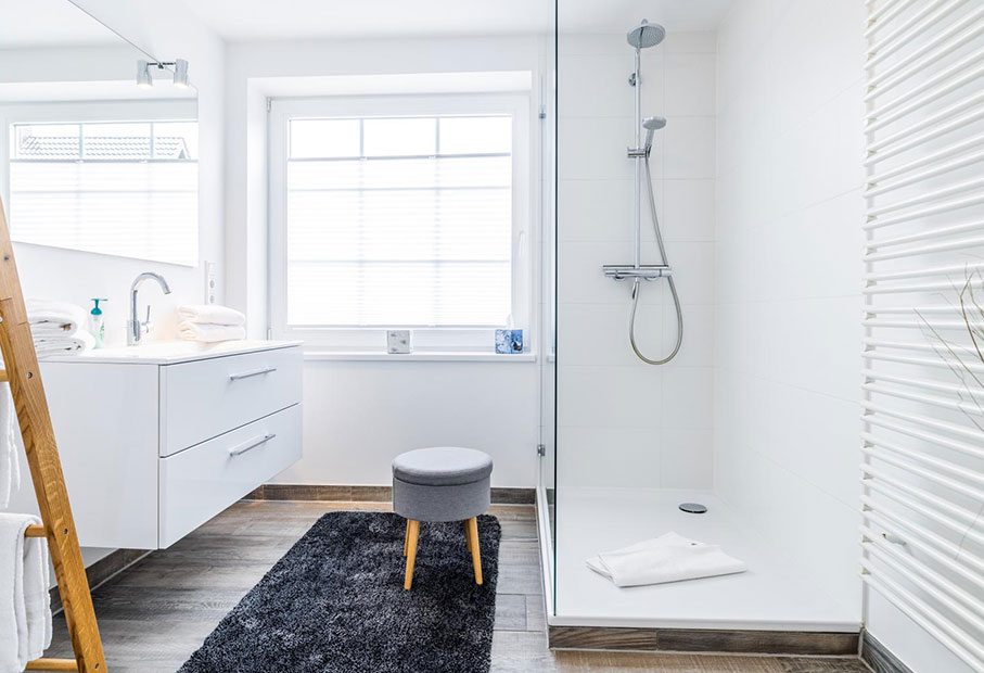 Modernes und helles Badezimmer mit begehbarer Dusche