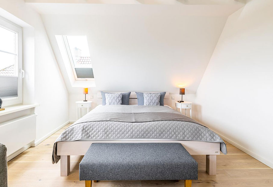 Doppelbett im gemütlichen Dachgeschoss