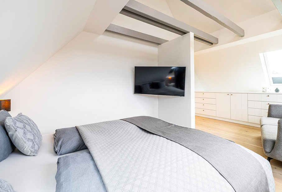 Schafzimmer mit Wand-TV