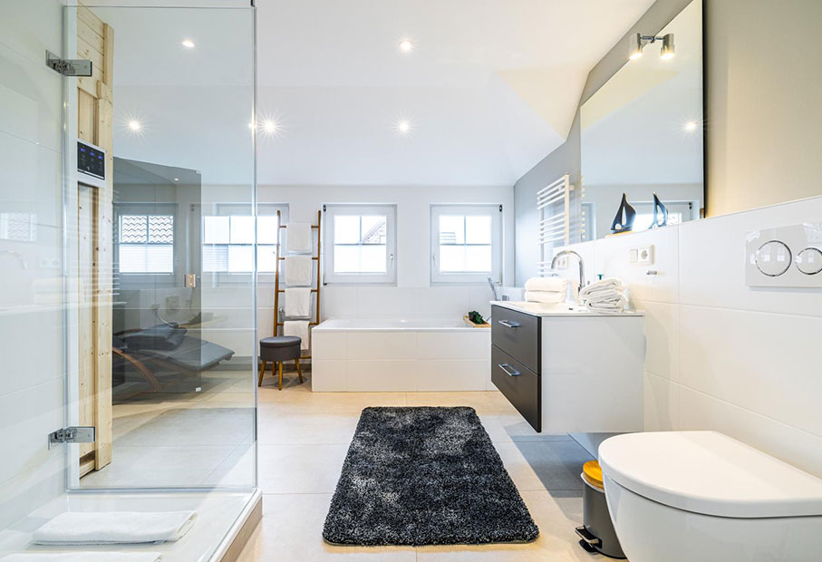 Grosszügiges Badezimmer mit viel Licht und begehbarer Dusche