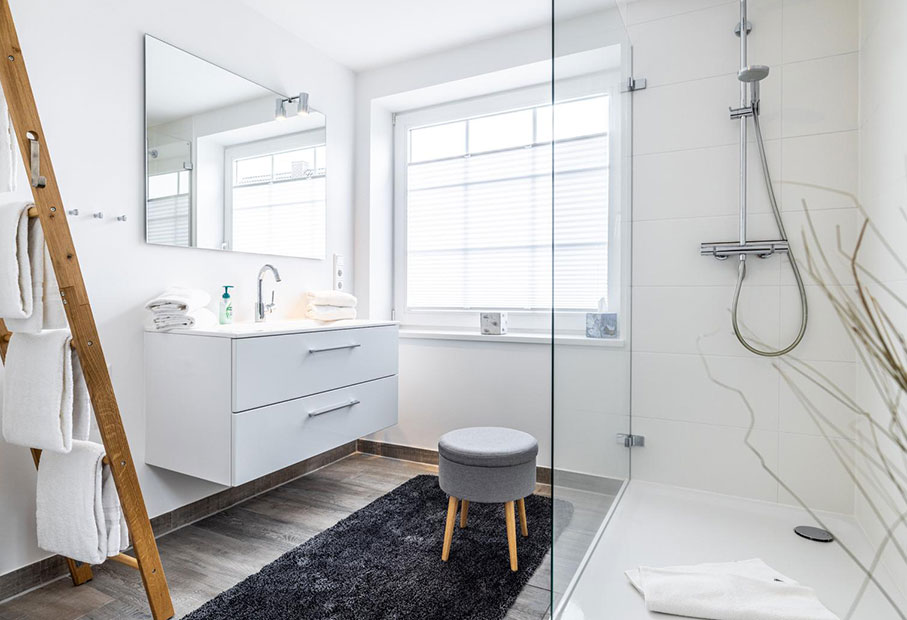 Weiteres Badezimmer mit begehbarer Dusche