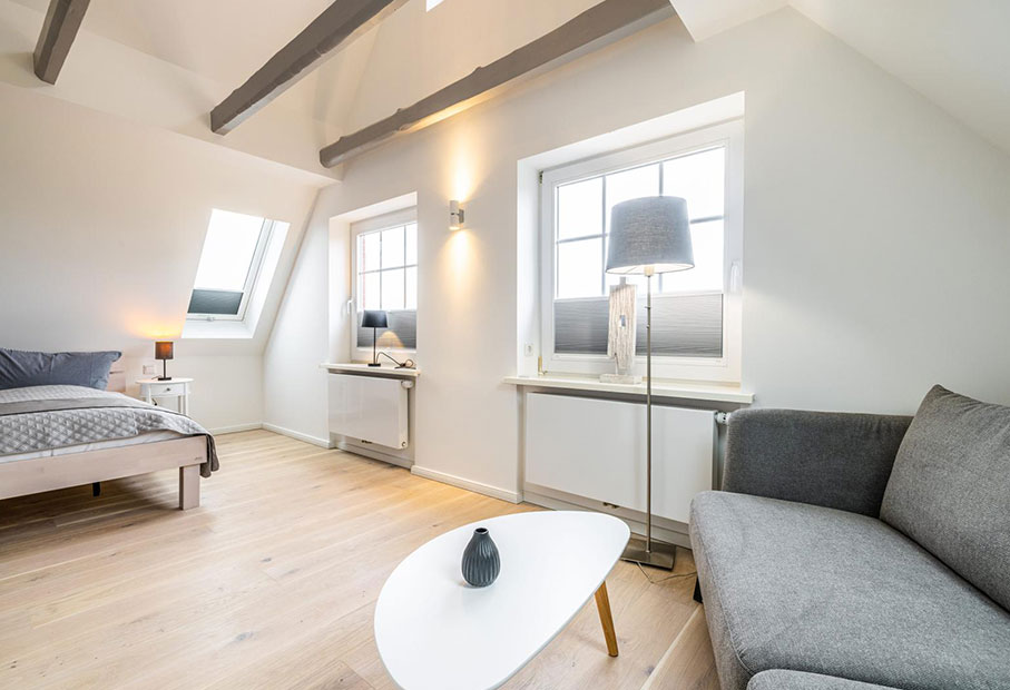Schlafzimmer mit Sofa zum Verweilen oder Lesen