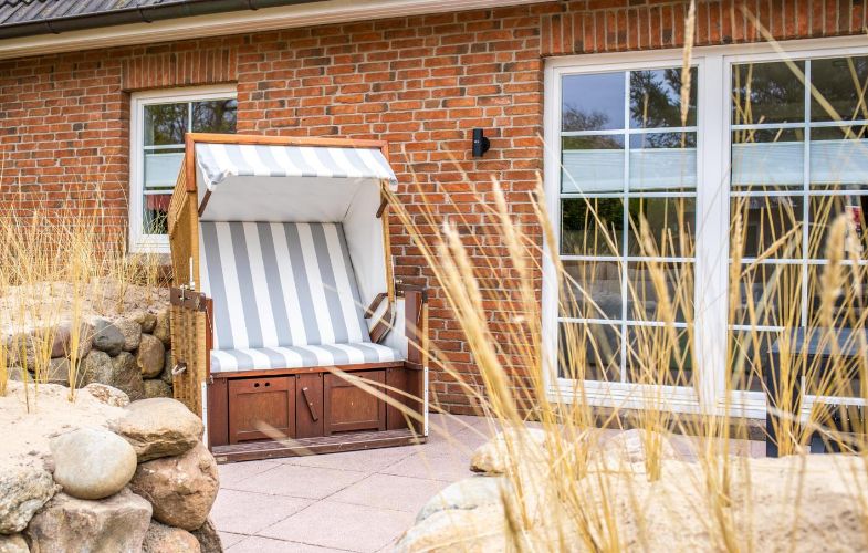 Ferienhäuser mit original Strandkorb im Garten