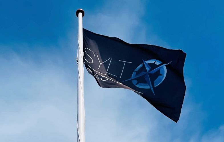 Die Flagge von Sylt Seascape weht im Wind